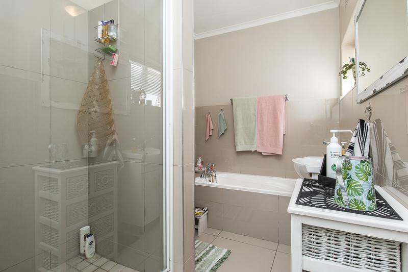 To Let 3 Bedroom Property for Rent in Meadowridge Western Cape
